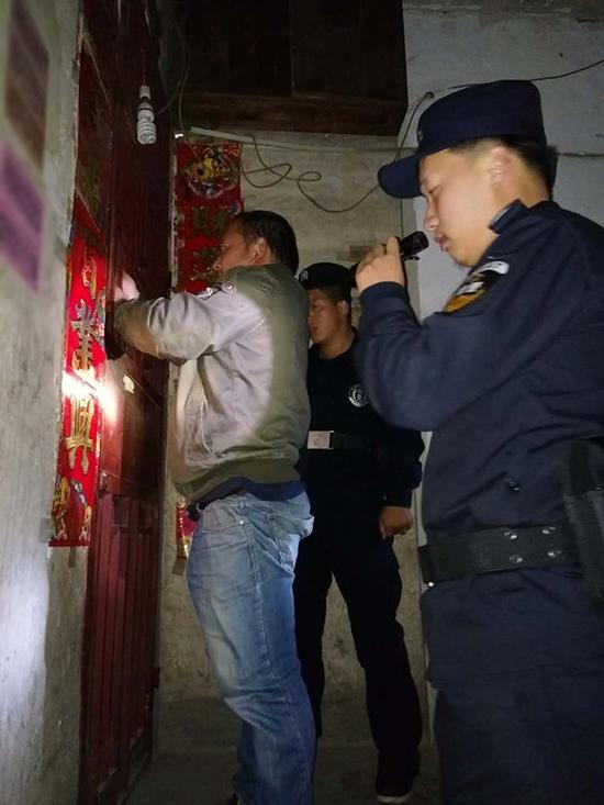 基隆粗心妈妈误将幼女锁家中 